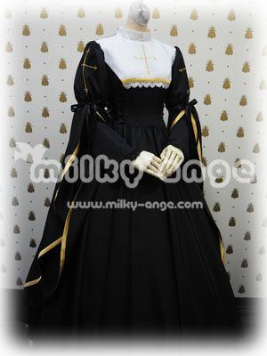 エプロンをはずしたスタイル　袖をたくし上げたスタイル